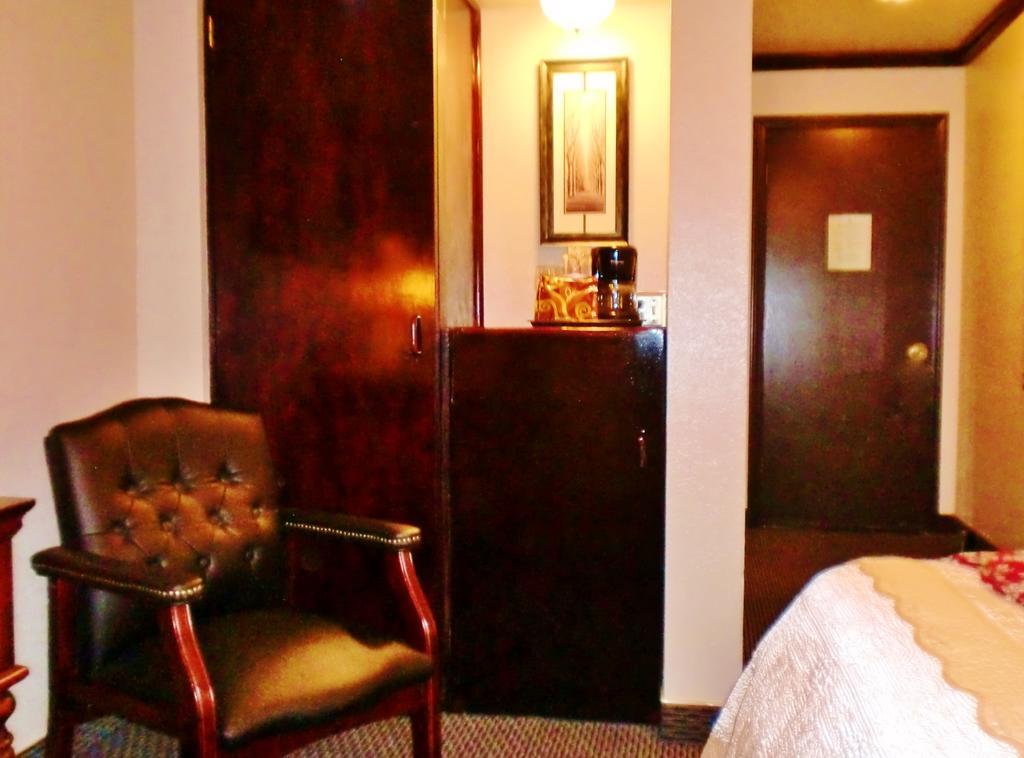 The North Shore Inn Crestline Экстерьер фото